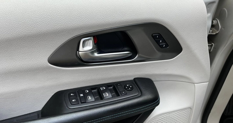 Chrysler Pacifica cena 179000 przebieg: 86000, rok produkcji 2021 z Łaszczów małe 781